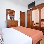 Galihost - Enorme Casa Con Piscina En * Villanueva De Arosa