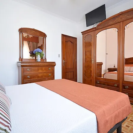 Galihost - Enorme Casa Con Piscina En * Villanueva De Arosa
