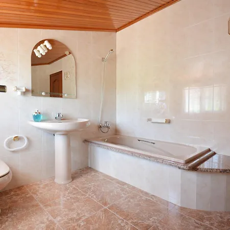 Galihost - Enorme Casa Con Piscina En Holiday home Villanueva De Arosa